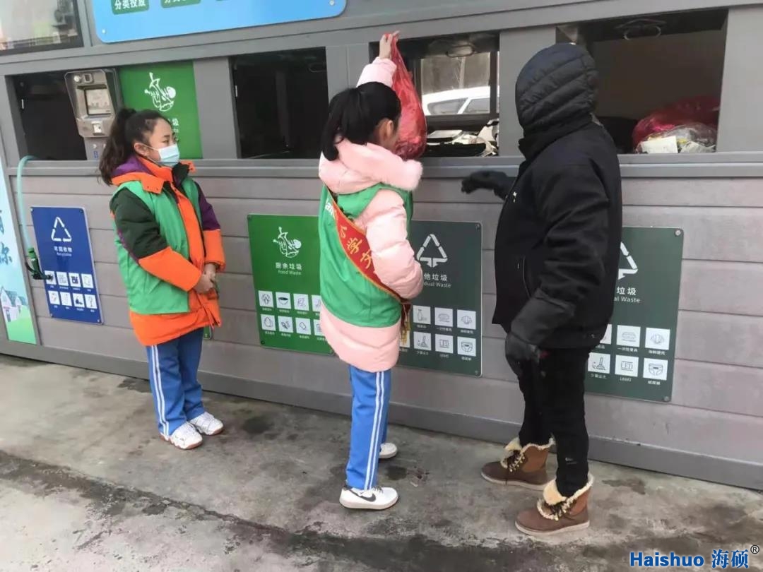 環保小衛士指導居民分類投放垃圾 環保小衛士指導居民分類投放垃圾