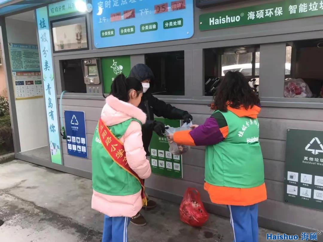 環保小衛士指導居民分類投放垃圾 環保小衛士指導居民分類投放垃圾